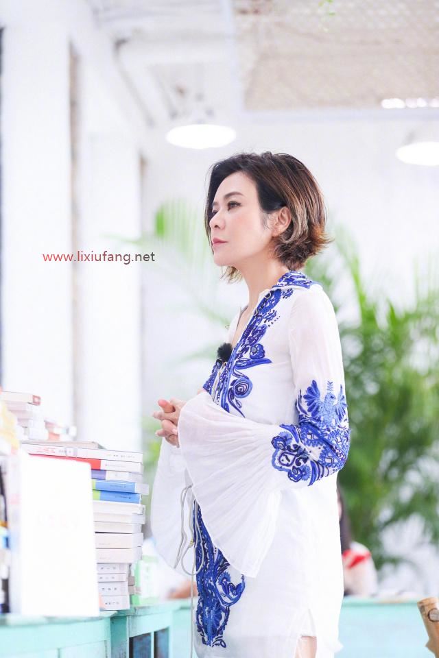 白色刺繡襯衫配短褲簡約優(yōu)雅，清爽舒適