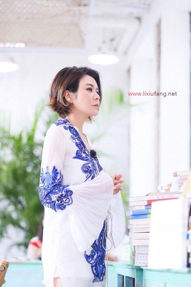 白色刺繡襯衫配短褲簡約優(yōu)雅，清爽舒適