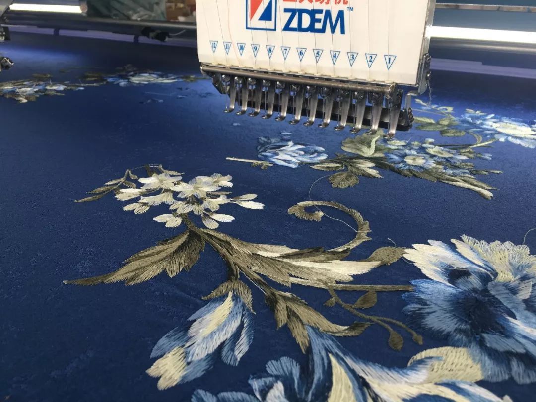 刺繡墻布在電腦繡花車(chē)間的繡花全過(guò)程